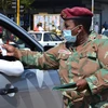 Quân đội Nam Phi đo thân nhiệt cho lái xe tại tỉnh Gauteng, Nam Phi. (Ảnh: Phi Hùng/TTXVN)