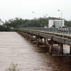 Nước dâng cao ở sông Trà Khúc, đoạn qua thành phố Quảng Ngãi ngày 28/10. (Ảnh: Sỹ Thắng/TTXVN)