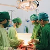 Các bác sỹ Bệnh viện Sản Nhi tỉnh An Giang phẫu thuật cứu sống cả 2 mẹ con. (Nguồn: tuoitre.vn) 