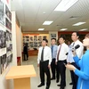 Lãnh đạo TTXVN tham quan Phòng truyền thống Cơ quan TTXVN khu vực miền Trung-Tây Nguyên tại thành phố Đà Nẵng. (Ảnh: Trần Lê Lâm/TTXVN)