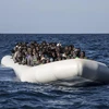Người di cư đến từ Gambia, Nigeria và Senegal chờ tàu cứu hộ trên Địa Trung Hải tháng 1/2017. (Ảnh: AP/TTXVN)