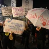 Những người tham gia cầm biểu ngữ trong cuộc biểu tình do tổ chức Querdenken tổ chức. (Nguồn: AFP)