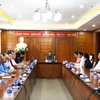 Đại sứ Nguyễn Bá Hùng giới thiệu một số nội dung chính trong dự thảo các văn kiện với bà con Việt kiều. (Nguồn: vov.vn)