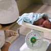 Kiểm tra cân nặng trẻ sơ sinh tại Khoa sanh Bệnh viện Sản-Nhi Cà Mau. (Ảnh: Kim Há/TTXVN)