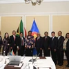 Bộ trưởng DIRCO Naledi Pandor (thứ 6, từ trái) và đại diện các thành viên Ủy ban ASEAN tại Pretoria tại Lễ ký văn kiện Nam Phi gia nhập Hiệp ước Thân thiện và Hợp tác Đông Nam Á (TAC) ngày 10/11/2020 theo hình thức trực tuyến tại trụ sở Quốc hội, Cape Tow