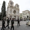 Cảnh sát tuần tra tại khu vực nhà thờ Notre Dame ở thành phố Nice, Pháp ngày 31/10/2020, hai ngày sau khi xảy ra vụ tấn công bằng dao. (Ảnh: AFP/TTXVN)