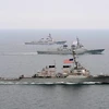 Tàu khu trục ROKS Seoae-Yu-Seong-Ryong (DDG 993) (giữa) của Hàn Quốc và các tàu khu trục được trang bị tên lửa dẫn đường của Mỹ tham gia cuộc tập trận chung "Đại bàng non" tại bán đảo Triều Tiên. (Ảnh: AFP/TTXVN)