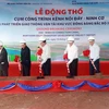 Lãnh đạo Bộ Giao thông Vận tải, tỉnh Nam Định và đại diện Ngân hàng Thế giới tại Việt Nam thực hiện nghi thức động thổ xây dựng cụm công trình kênh nối sông Đáy với sông Ninh Cơ. (Ảnh: Văn Đạt/TTXVN)