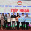Ủy ban Mặt trận Tổ quốc Việt Nam thành phố Hà Nội tổ chức lễ tiếp nhận ủng hộ của nhiều cơ quan, đơn vị, doanh nghiệp. (Ảnh: Nguyễn Thắng/TTXVN)
