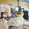 Nhân viên y tế điều trị cho bệnh nhân COVID-19 tại bệnh viện ở Aachen, miền tây nước Đức, ngày 10/11/2020. (Ảnh: AFP/ TTXVN)