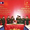 Bộ trưởng Bộ Quốc phòng Ngô Xuân Lịch và Bộ trưởng Bộ Quốc phòng Lào Chansamone Chanyalath trao đổi Kế hoạch hợp tác năm 2021 giữa Bộ Quốc phòng hai nước. (Ảnh: Hồng Pha/TTXVN phát)