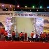 Hơn 100 nghệ nhân, diễn viên quần chúng các dân tộc huyện Lục Yên biểu diễn chương trình nghệ thuật đặc sắc với chủ đề “Đất Ngọc sắc màu hội tụ”. (Ảnh: Tuấn Anh - TTXVN)