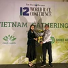 Anh hùng Lao động-Kỹ sư Hồ Quang Cua, cha đẻ gạo ST25, nhận hoa chúc mừng từ ban tổ chức. (Ảnh: VFA cung cấp)