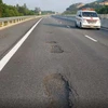 Cao tốc Đà Nẵng-Quảng Ngãi nghìn tỷ mới khai thác đã hư hỏng. (Nguồn: VNEWS)