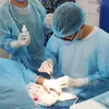 Các y, bác sỹ đảo Nam Yết đang xử lý vết thương cho bệnh nhân Nguyễn Văn Phúc. (Ảnh: TTXVN phát)