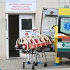 Nhân viên y tế chuyển bệnh nhân nhiễm COVID-19 tới bệnh viện ở Rome, Italy. (Ảnh: THX/TTXVN)