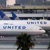 Máy bay của Hãng hàng không United Airlines tại sân bay quốc tế Los Angeles, California, Mỹ, ngày 1/10/2020. (Ảnh: AFP/TTXVN)