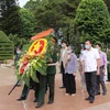 Đại diện lãnh đạo tỉnh Đắk Lắk và các Bộ, Ngành dâng hoa, dâng hương viếng tại buổi lễ. (Ảnh: TTXVN phát)