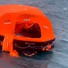 Đội tìm kiếm cứu nạn phát hiện 1 phao tròn (màu cam) nổi trên biển nhưng không có người. (Ảnh: TTXVN phát)