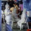 Nhân viên y tế làm việc tại điểm xét nghiệm COVID-19 ở Bangkok, Thái Lan. (Ảnh: AFP/TTXVN)