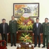 Tổng giám đốc TTXVN Nguyễn Đức Lợi tặng hoa chúc mừng Sư đoàn 304. (Ảnh: Tuấn Đức/TTXVN)
