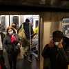 Người dân đeo khẩu trang phòng lây nhiễm COVID-19 tại ga tàu điện ngầm ở New York, Mỹ, ngày 12/12/2020. (Ảnh: THX/TTXVN)