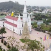 Cây thông Noel làm từ hơn 1.000 chiếc nón lá độc đáo nằm trong khuôn viên nhà thờ giáo xứ Bố Sơn. (Ảnh: Tá Chuyên/TTXVN)