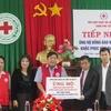 Đại diện Bộ Ngoại giao Việt Nam trao tiền và hiện vật của cộng đồng người Việt tại Mỹ ủng hộ tỉnh Phú Yên. (Ảnh: Xuân Triệu/TTXVN)