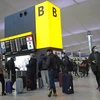 Hành khách tại sân bay Heathrow ở London, Anh ngày 21/12/2020. (Ảnh: AFP/TTXVN)