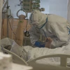 Nhân viên y tế điều trị cho bệnh nhân COVID-19 tại bệnh viện ở Praha, CH Séc. (Ảnh: AFP/TTXVN)