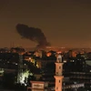 Khói bốc lên sau cuộc không kích của Israel tại Dải Gaza ngày 26/12/2020. (Ảnh: AFP/TTXVN)