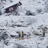 Lực lượng cứu hộ tìm kiếm nạn nhân tại hiện trường vụ sạt lở đất ở Gjerdrum, Na Uy ngày 1/1/2021. (Ảnh: AFP/TTXVN)