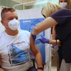 Nhân viên y tế tiêm vaccine phòng COVID-19 cho người dân tại Nowy Targ, miền Nam Ba Lan ngày 28/12/2020. (Ảnh: AFP/TTXVN)