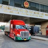 Các xe container chờ làm thủ tục xuất nhập khẩu tại cửa khẩu quốc tế đường bộ số II Kim Thành, Lào Cai. (Ảnh: Quốc Khánh/TTXVN)
