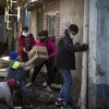 Tình nguyện viên phân phát lương thực cứu trợ do dịch COVID-19 cho người dân tại Buenos Aires, Argentina, ngày 25/7/2020. (Ảnh: AFP/TTXVN)