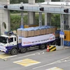 Xe tải của Hàn Quốc vận chuyển bột mì viện trợ cho Triều Tiên di chuyển qua cửa khẩu ở Paju, phía Bắc Seoul. (Ảnh: AFP/TTXVN)