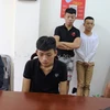 Nhóm đối tượng bị tạm giữ tại Công an thành phố Tây Ninh. (Ảnh: Thanh Tân/TTXVN)