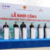 Thủ tướng Chính phủ Nguyễn Xuân Phúc và các đại biểu phát lệnh khởi công. (Ảnh: Ngọc Hà/TTXVN)