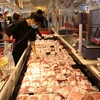 Thịt lợn tươi được xem là mặt hàng nhu yếu phẩm không thể thiếu trong ngày Tết Nguyên Đán của gia đình Việt. (Ảnh: TTXVN)