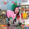 Nông dân Trung Quốc live-stream bán hàng qua mạng. (Nguồn: technologyreview.com)