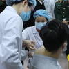 Sáng 17/12/2020, tại Học viện Quân y (Hà Nội), Bộ Y tế phối hợp với Bộ Quốc phòng, Bộ Khoa học và Công nghệ tổ chức tiêm thử nghiệm mũi vắcxin Nano Covax ngừa COVID-19 đầu tiên trên 3 người tình nguyện. (Ảnh: TTXVN)