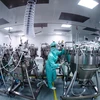 Nhân viên làm việc tại dây chuyền sản xuất vaccine ngừa COVID-19 của công ty dược phẩm Sanofi ở Val-de-Reuil, Pháp ngày 10/7/2020. (Ảnh: AFP/TTXVN)