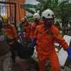 Nhân viên cứu hộ chuyển thi thể nạn nhân thiệt mạng trong trận động đất ở Mamuju, Tây Sulawesi, Indonesia, ngày 15/1/2021. Ảnh: THX/TTXVN