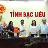 Chủ tịch UBND tỉnh Bạc Liêu Dương Thành Trung trao Quyết định cho lãnh đạo Sở Văn hóa-Thể thao-Truyền thông và Du lịch. (Nguồn: baochinhphu.vn)