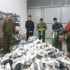 Lực lượng chức năng phát hiện thu giữ các sản phẩm quần áo, giầy dép lậu tại Hải Dương. (Ảnh: TTXVN phát)