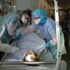 Nhân viên y tế điều trị cho bệnh nhân mắc COVID-19 tại một bệnh viện ở Colmar, Pháp ngày 22/1/2021. (Ảnh: AFP/TTXVN)