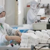 Công nhân sản xuất khẩu trang tại một nhà máy ở tỉnh Giang Tô, miền đông Trung Quốc, ngày 14/5/2020. (Ảnh: AFP/TTXVN)