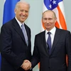 Tổng thống Nga Vladimir Putin (phải) và ông Joe Biden trong cuộc gặp tại Moskva, Nga, ngày 10/3/2011. (Ảnh: AFP/ TTXVN)