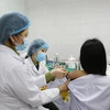 Tiêm mũi vắcxinđầu tiên ngừa COVID-19 Nano Covax nhóm liều 50mcg cho tình nguyện viên nữ tại Việt Nam. (Ảnh: Diệp Trương/TTXVN)