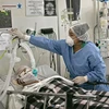 Nhân viên y tế chăm sóc bệnh nhân mắc COVID-19 tại một bệnh viện ở bang Para, Brazil ngày 3/12/2020. (Ảnh: AFP/TTXVN)